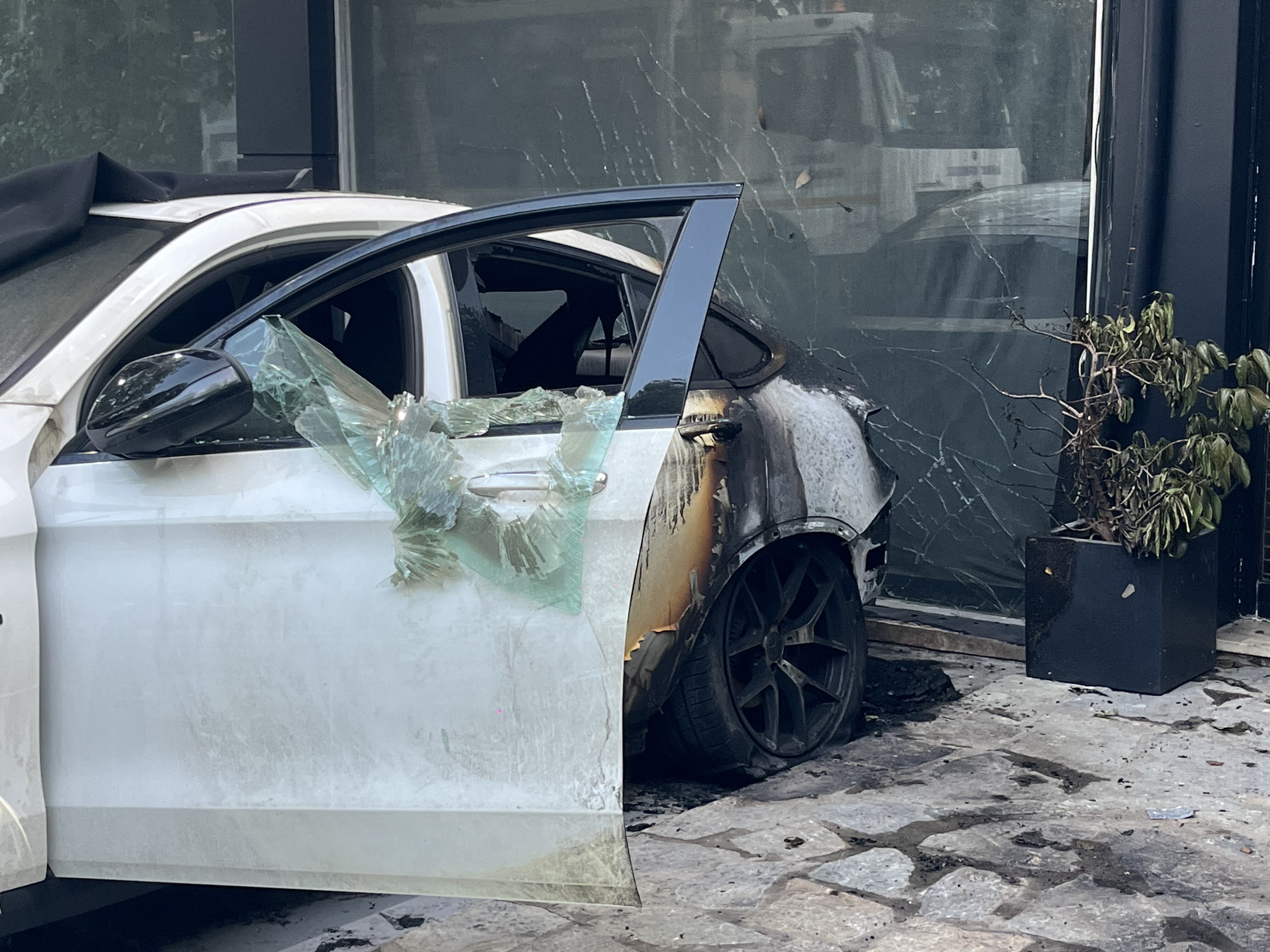 Κηφισιά: Επίθεση με γκαζάκια σε επιχείρηση με αυτοκίνητα – Κάηκε ένα Ι.Χ.-1