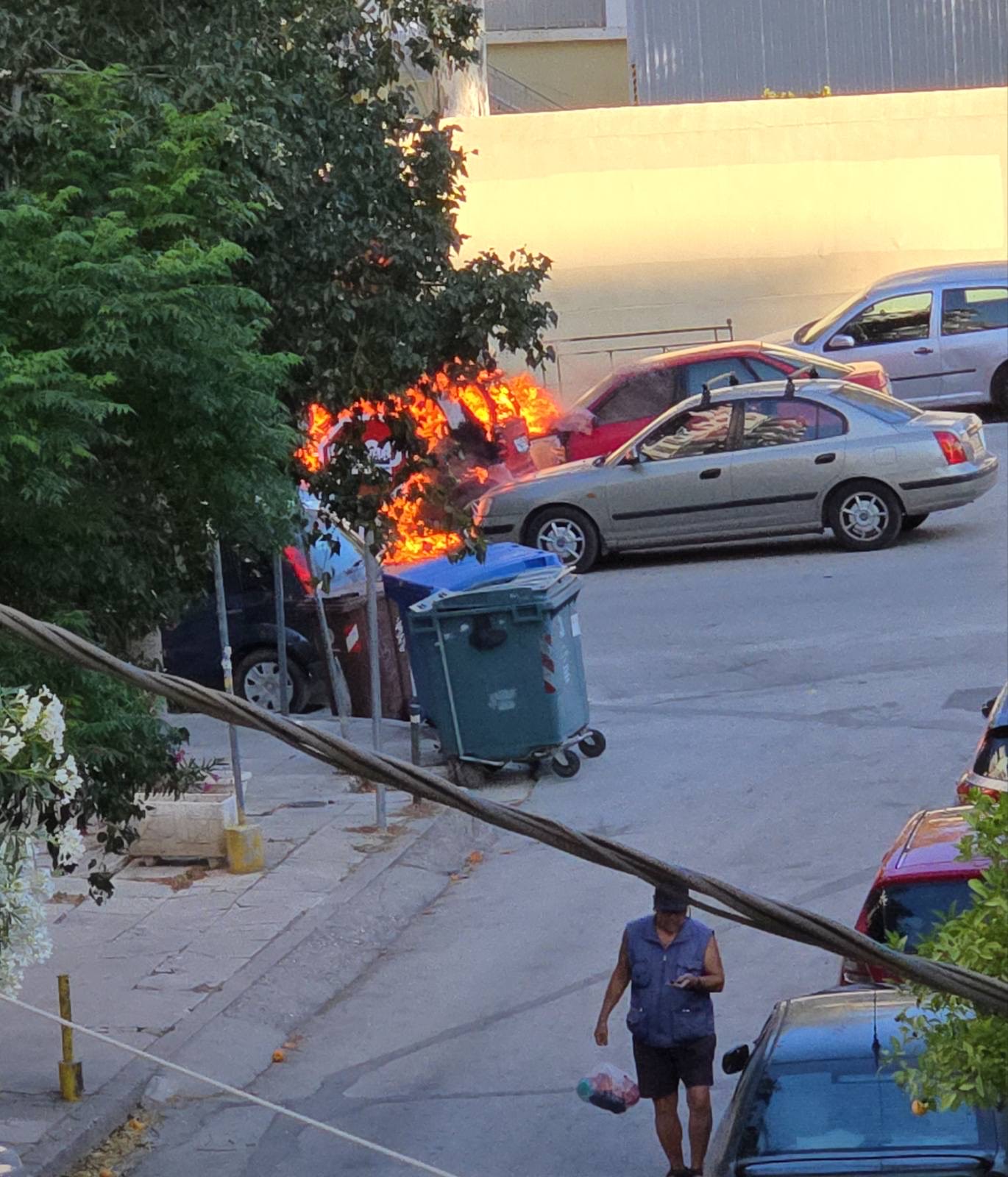 Νέα Σμύρνη: Αυτοκίνητο πήρε φωτιά εν κινήσει – Κάηκαν πέντε οχήματα-1