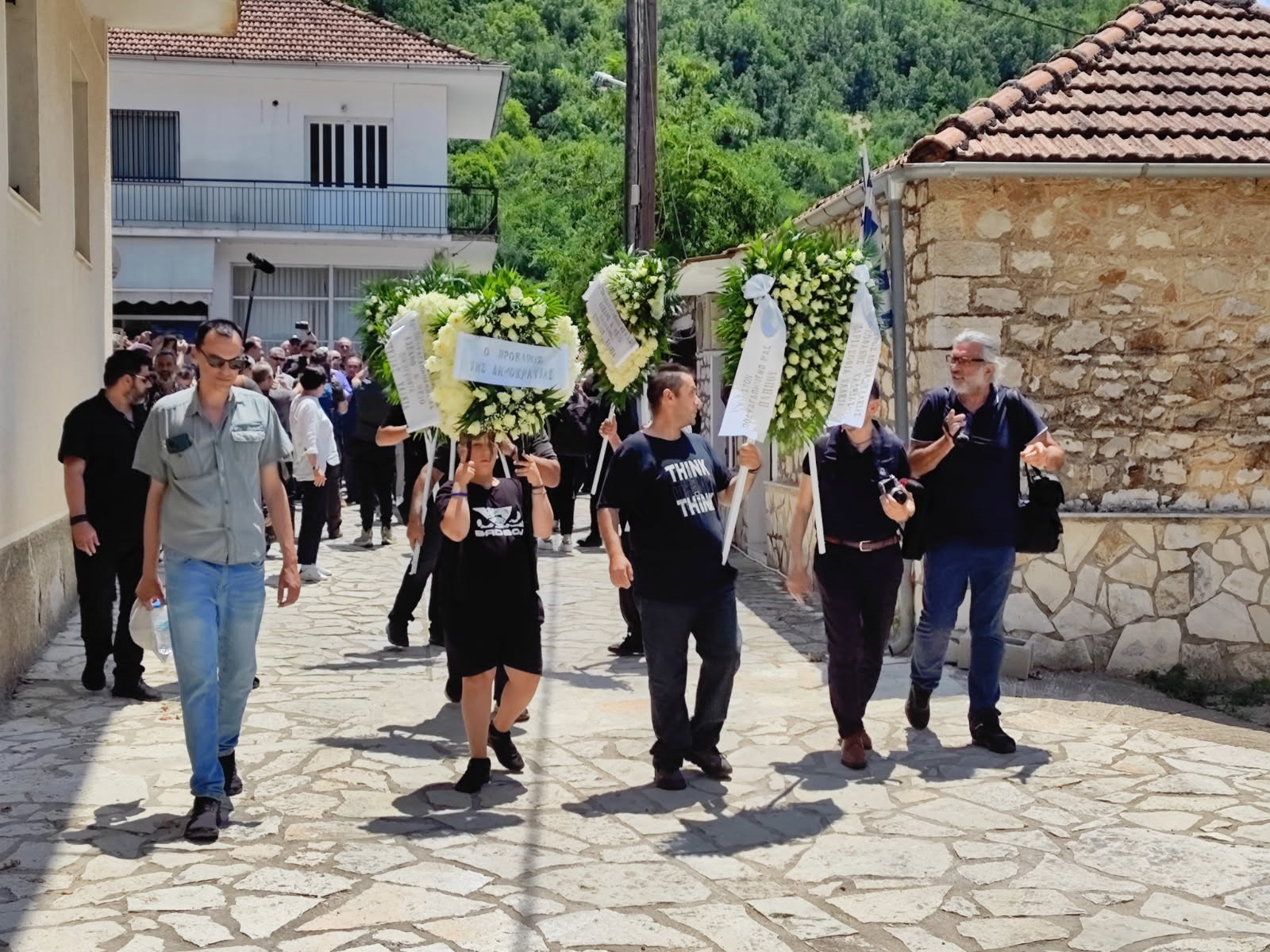 Ιωάννινα: Με κλαρίνα και χειροκροτήματα το τελευταίο «αντίο» στον Πετρολούκα Χαλκιά-1