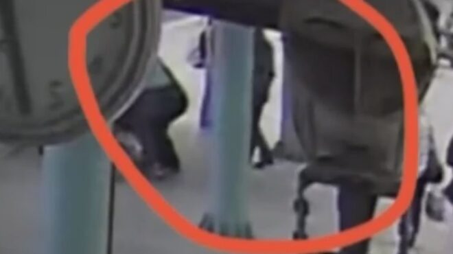 μενίδι-κουβαλούσε-μαχαίρι-μέσα-σε-βαγ-563646787