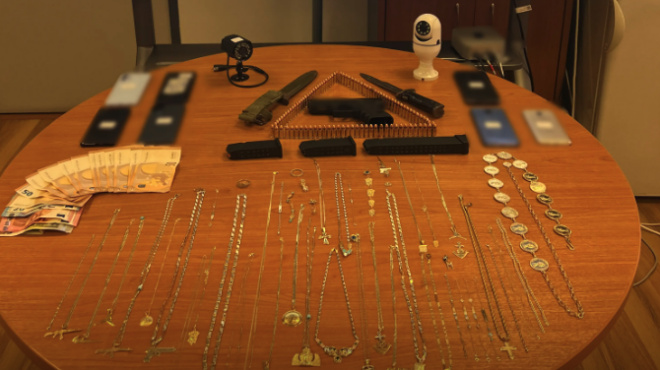 μέγαρα-βρέθηκαν-όπλα-ξιφολόγχη-και-φυ-563647258