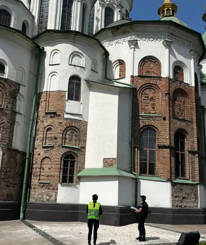 Ουκρανία: Ζημιές στον Καθεδρικό Ναό της Αγίας Σοφίας στο Κίεβο μετά από ρωσική επίθεση-1