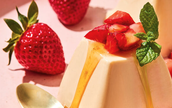 πανακότα-με-γιαούρτι-και-φράουλες-563664160