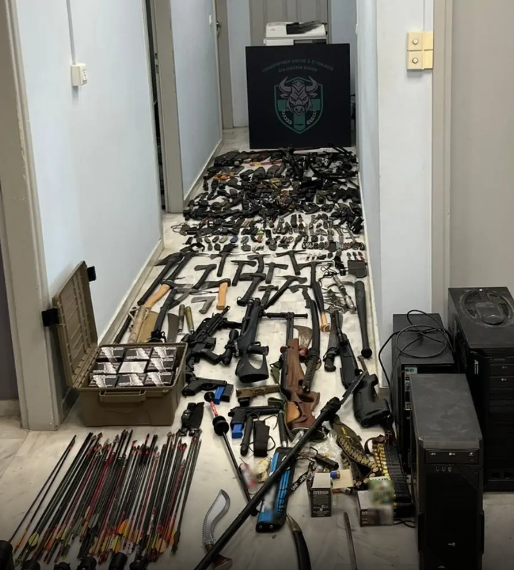 Χανιά: Συνελήφθη 42χρονος που έκρυβε οπλοστάσιο στο σπίτι του – Βρέθηκαν τόξα, σπαθιά, βαλλίστρες, ακόντια-1