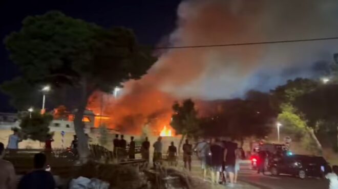 φωτιά-σε-υπαίθριο-χώρο-με-σκάφη-στη-γλυ-563671507