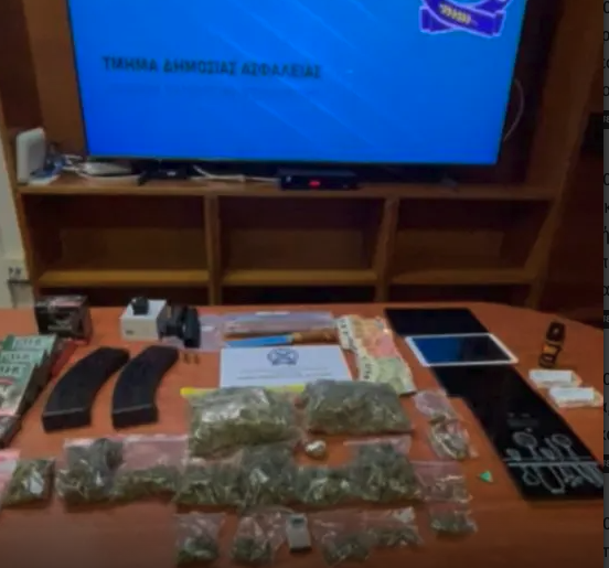 Νέα Μάκρη: Η στιγμή της σύλληψης 29χρονου διακινητή ναρκωτικών-1