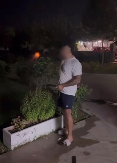 ανέβαζε-βίντεο-στα-social-media-να-πυροβολεί-έξω-563690323