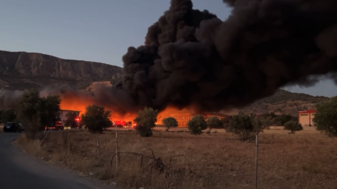 φωτιά-σε-εργοστάσιο-στα-μέγαρα-ηχησ-563690647