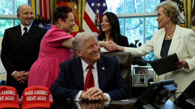 ο-τραμπ-υπέγραψε-το-διάταγμα-που-αυξάν-563648461