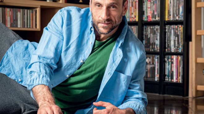 ο-γιώργος-χρυσοστόμου-φτιάχνει-παζλ-κ-563655370