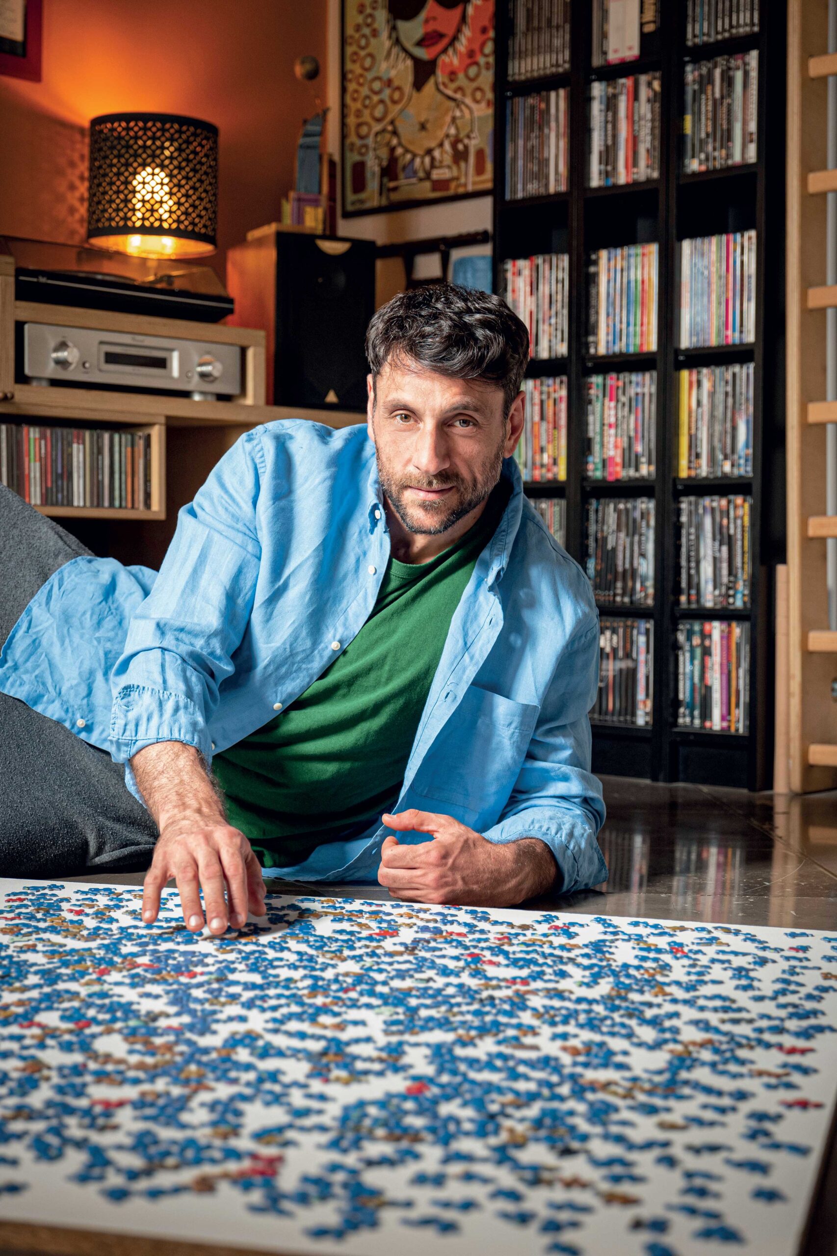 ο-γιώργος-χρυσοστόμου-φτιάχνει-παζλ-κ-563655370