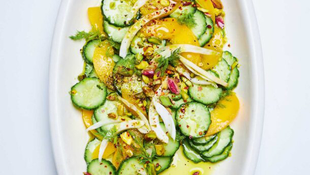 αγγουροσαλάτα-με-ροδάκινο-φυστίκια-α-563650693