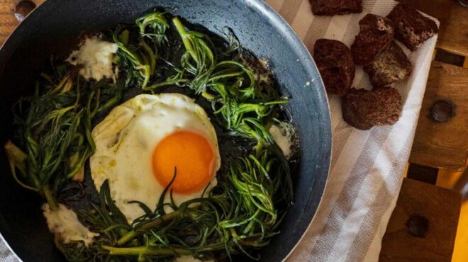 αλμύρα-τσιγαριαστή-με-αυγό-μάτι-και-φέ-563651197