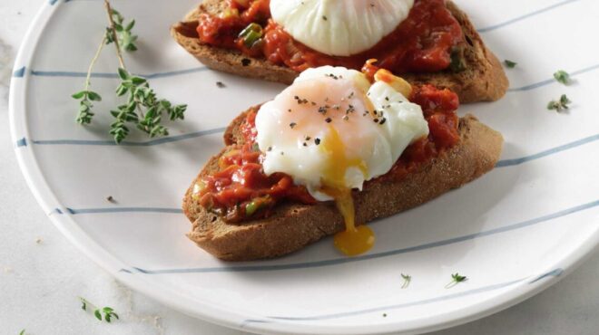 αυγά-καγιανάς-αλλιώς-πάνω-σε-ψωμί-σίκα-563655304