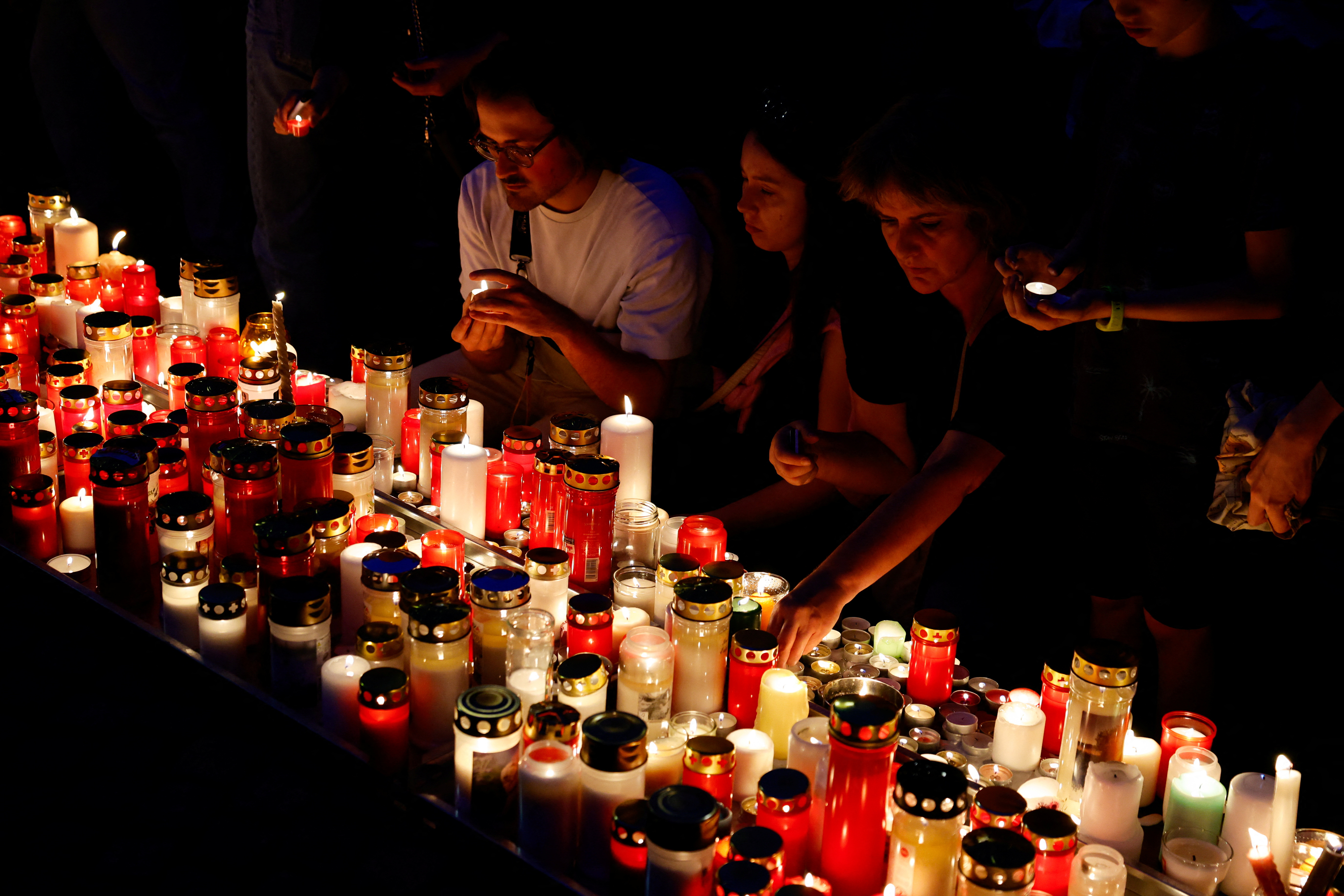 Θρήνος στην Αυστρία για τα δέκα θύματα της επίθεσης στο σχολείο-2