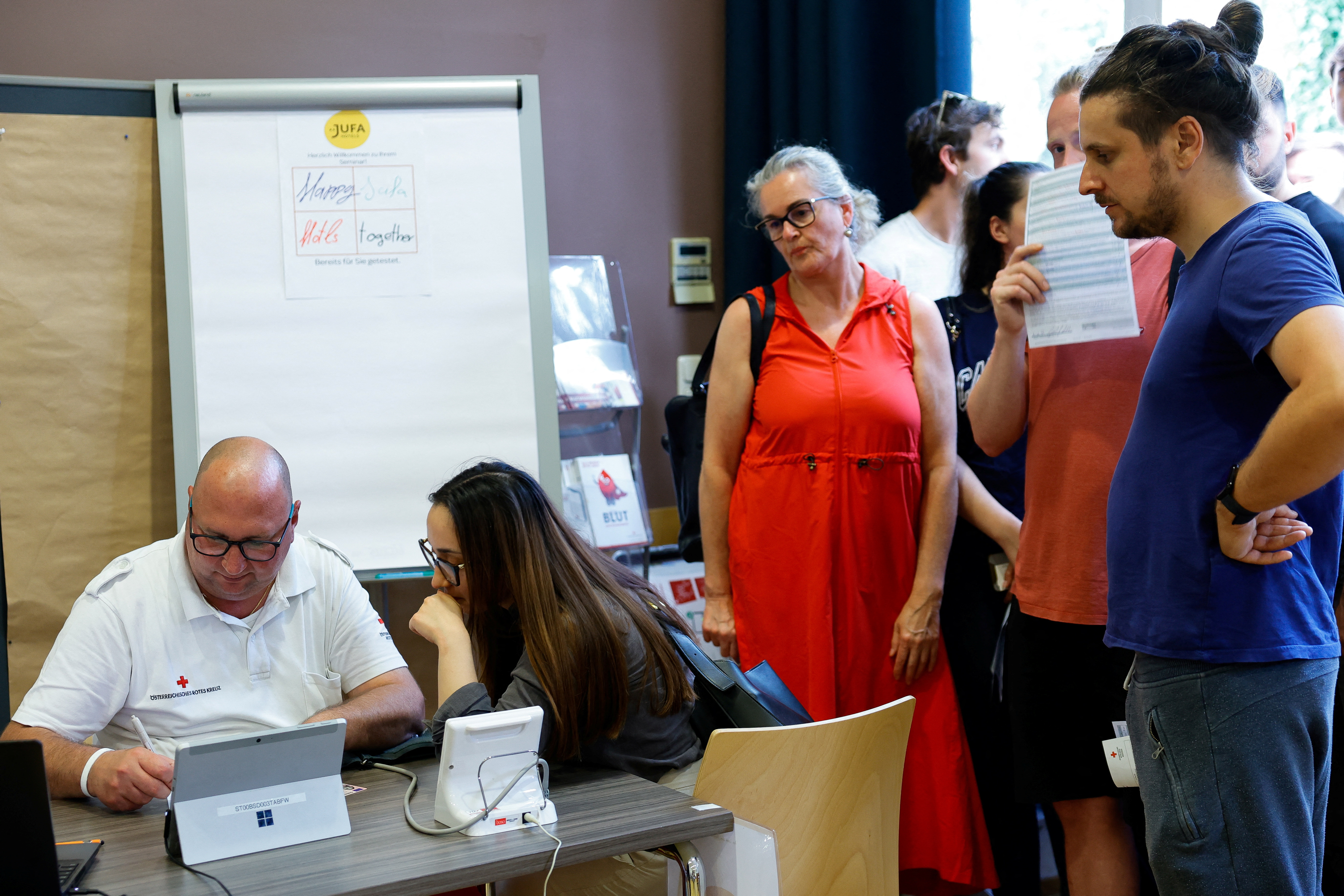 Θρήνος στην Αυστρία για τα δέκα θύματα της επίθεσης στο σχολείο-5