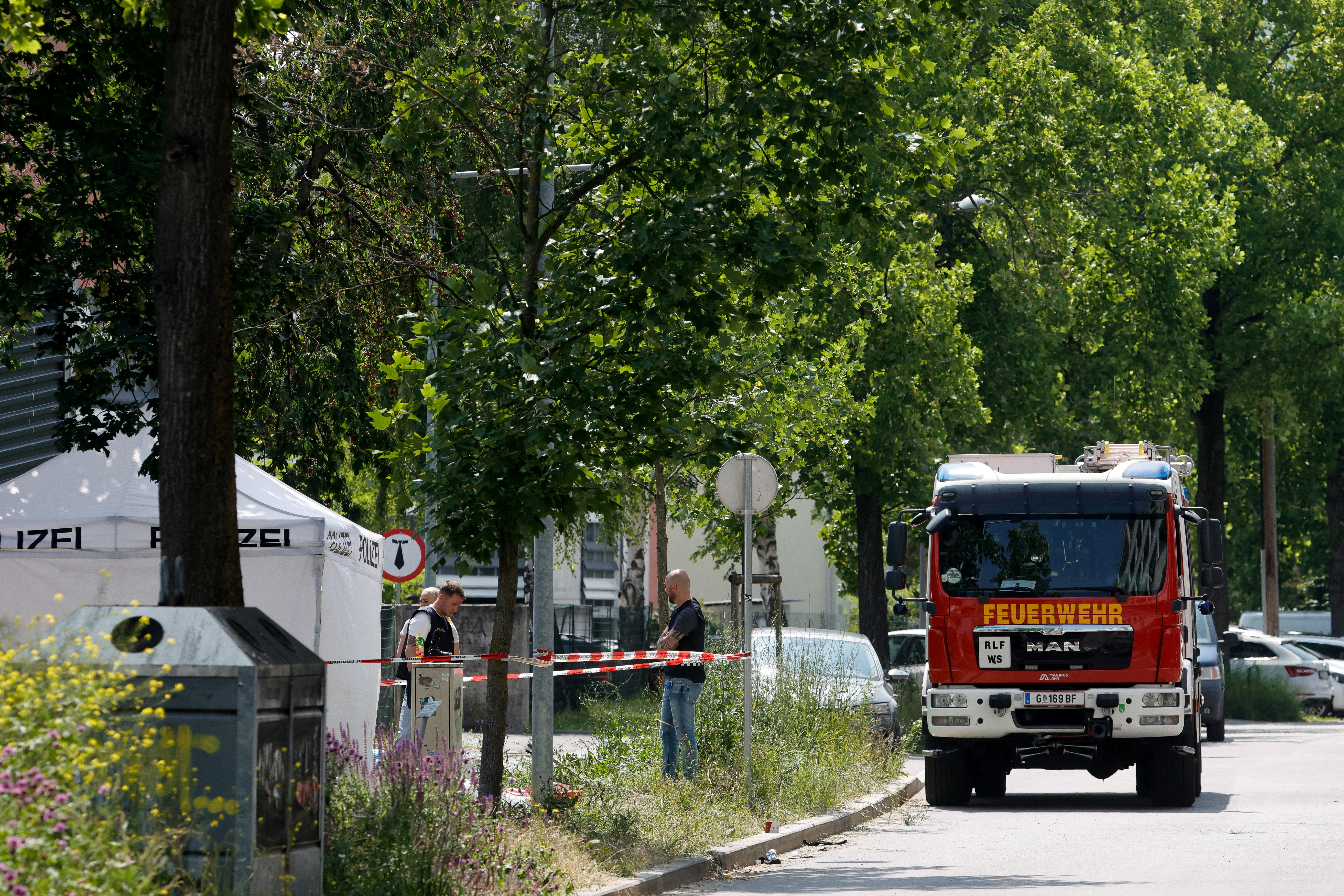 Θρήνος στην Αυστρία για τα δέκα θύματα της επίθεσης στο σχολείο-3
