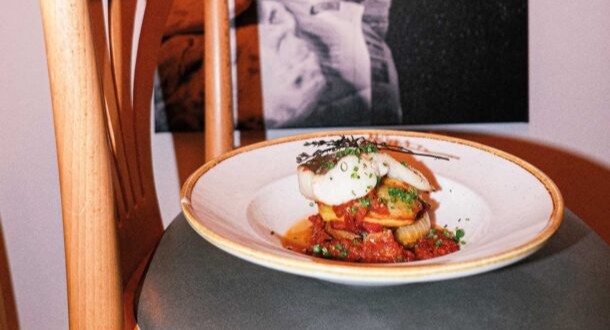 μπακαλιάρος-πλακί-ζουμερός-και-ντομα-563672323