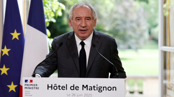 γαλλία-ο-μπαϊρού-προσπαθεί-να-κερδίσε-563684941