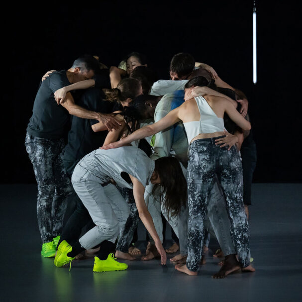 χορός-σωμάτων-που-συνομιλούν-σαν-μια-κ-563657932