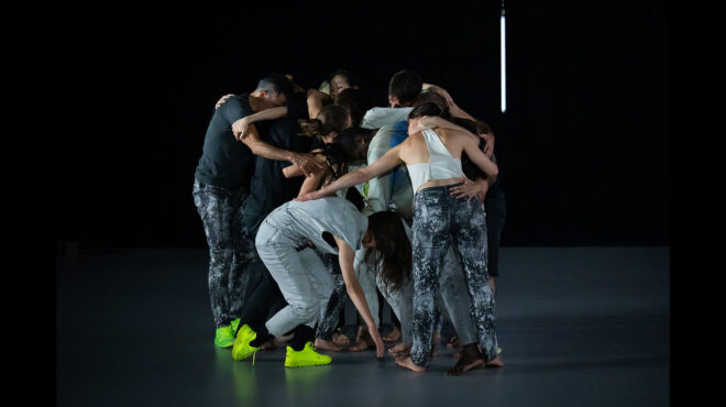 χορός-σωμάτων-που-συνομιλούν-σαν-μια-κ-563657932