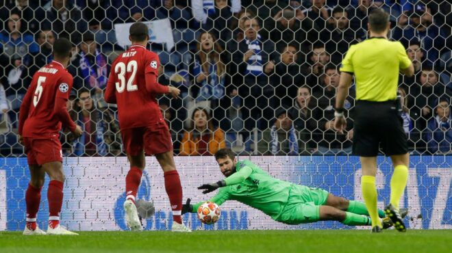 τα-γάντια-κάνουν-τους-τερματοφύλακες-563667436