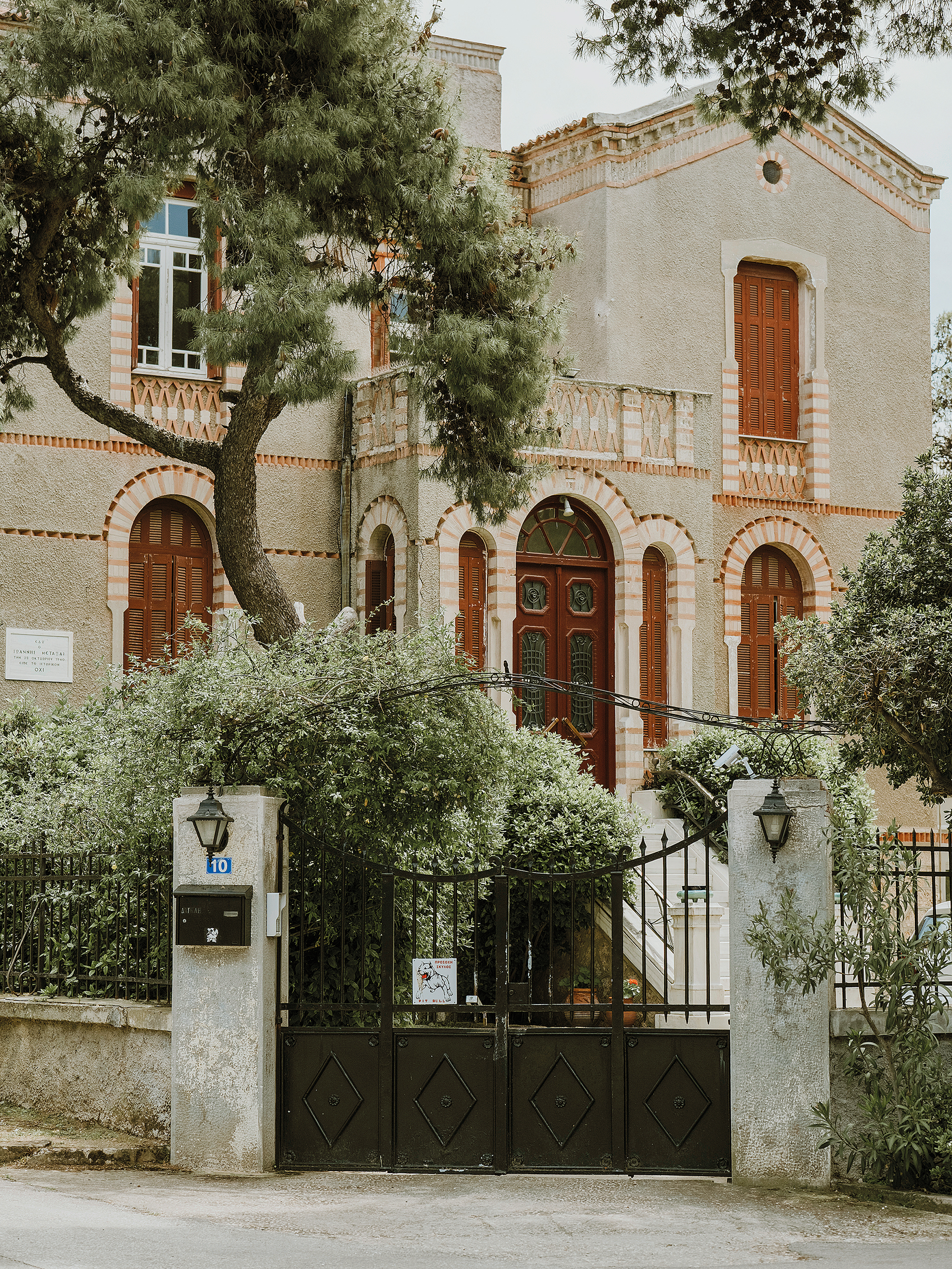 Μια βόλτα στο προάστιο που είναι σαν μουσείο-6