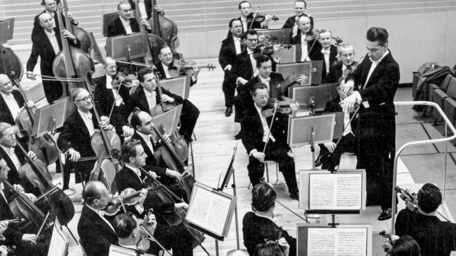 ο-ροκ-σταρ-του-πόντιουμ-563675962