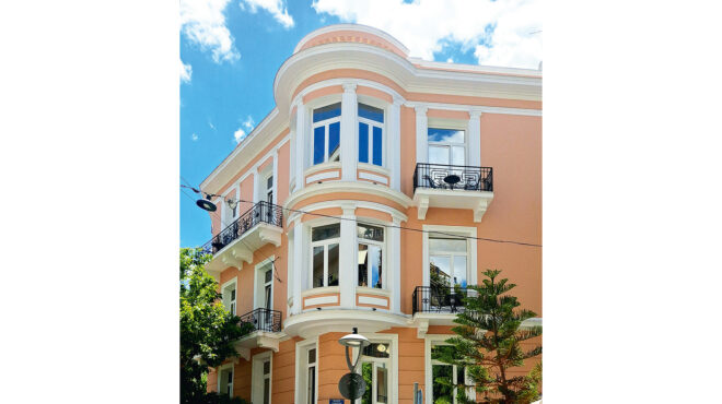 η-πατίνα-του-χρόνου-στην-πλατεία-αμερι-563675971