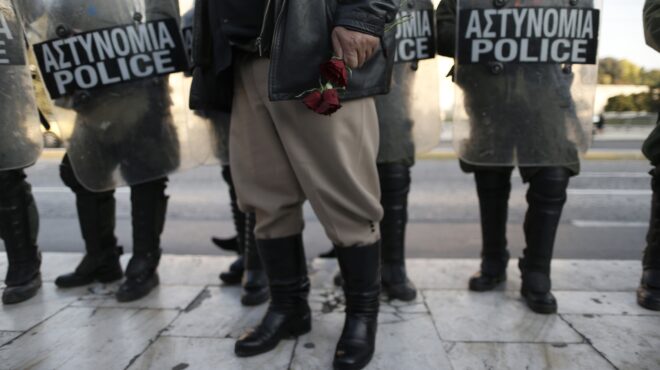 ρωγμές-στο-μαντρί-μετά-τη-σφαγή-563686963