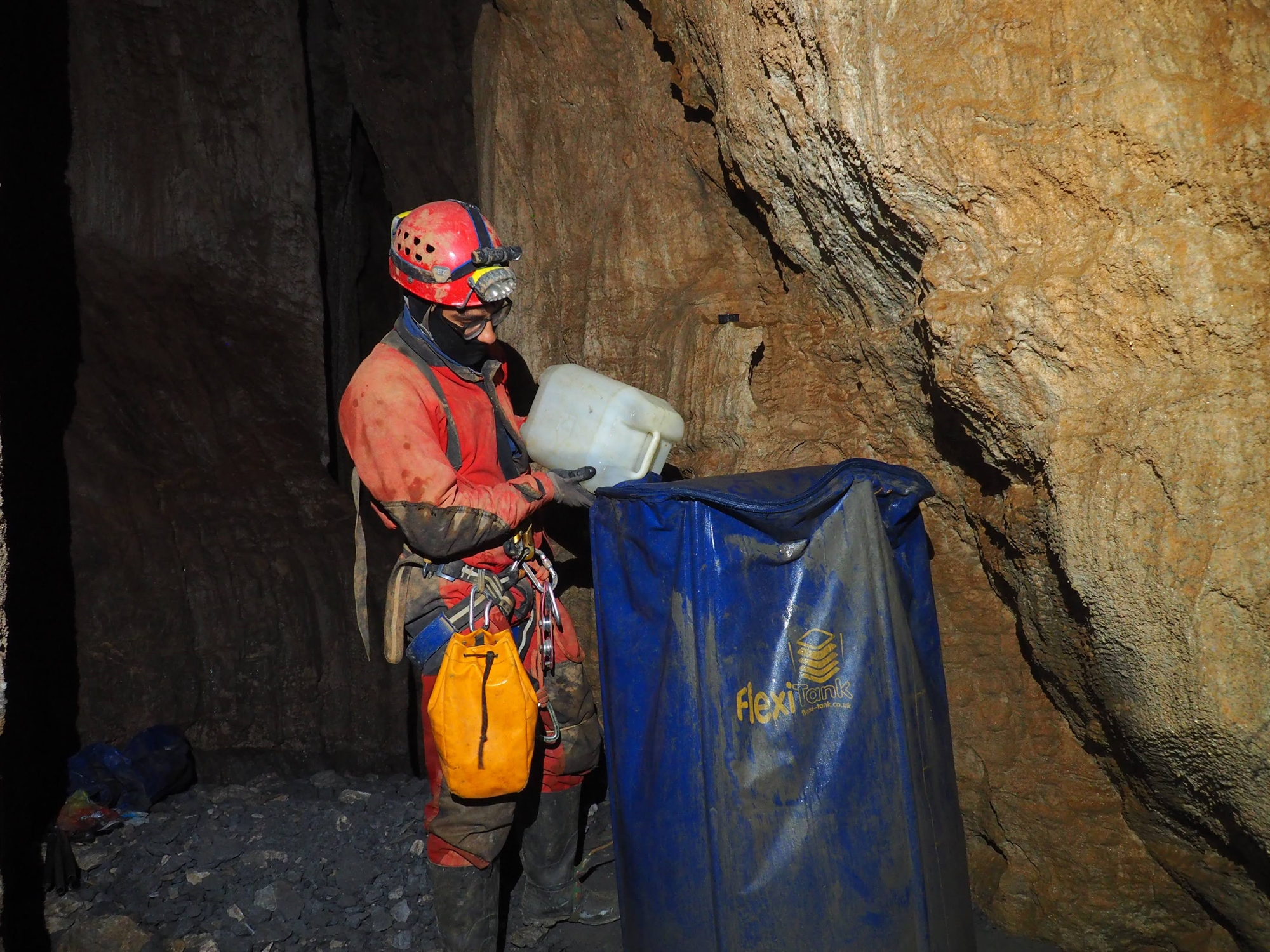 Μικροπλαστικά σε βάραθρα των Λευκών Ορέων-1