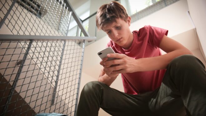 εφηβοι-στο-ντιβάνι-απέναντι-σε-ένα-μ-563673769