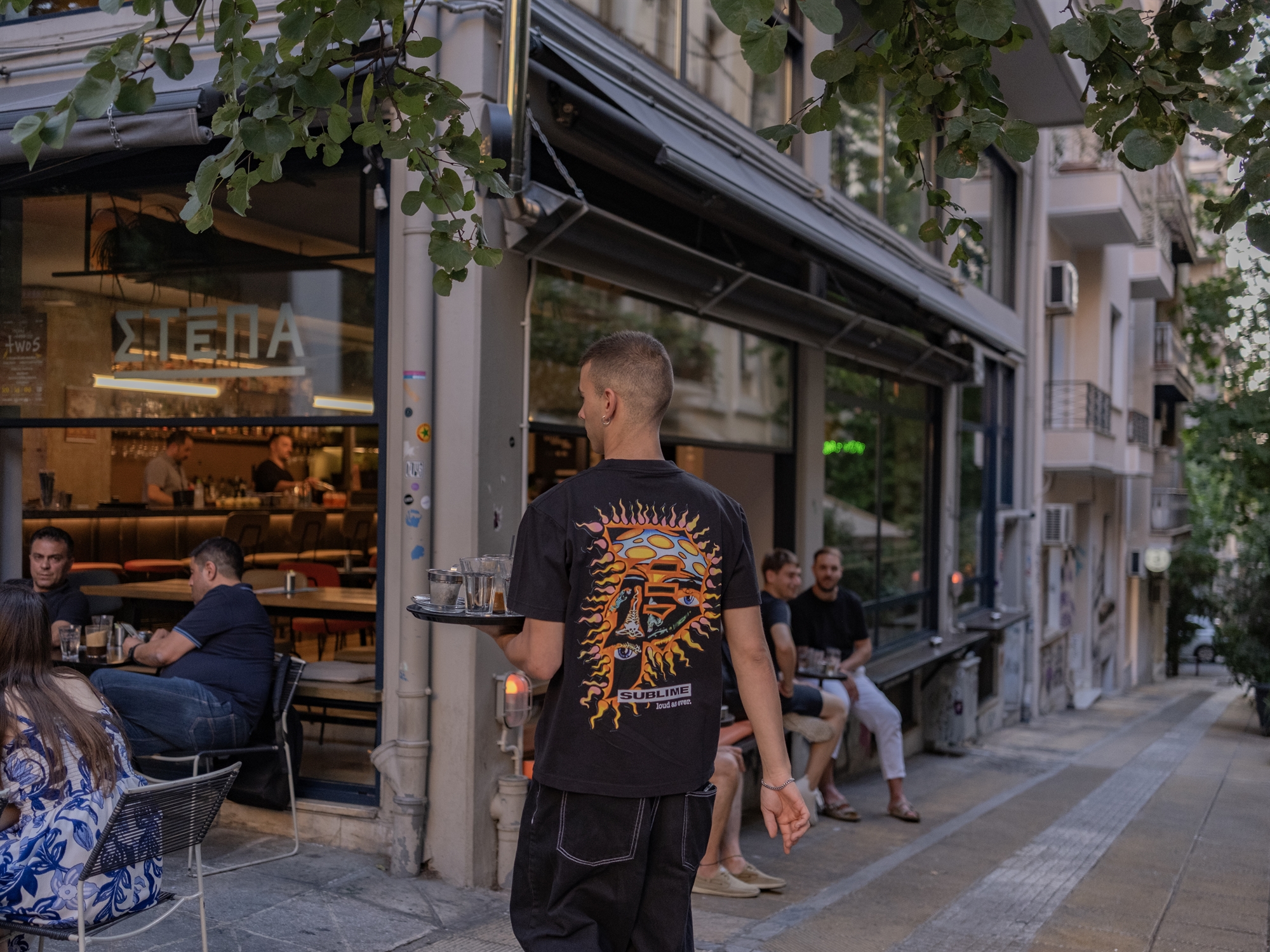 Εξάρχεια: Από τα μπάχαλα στα μπαρ-3