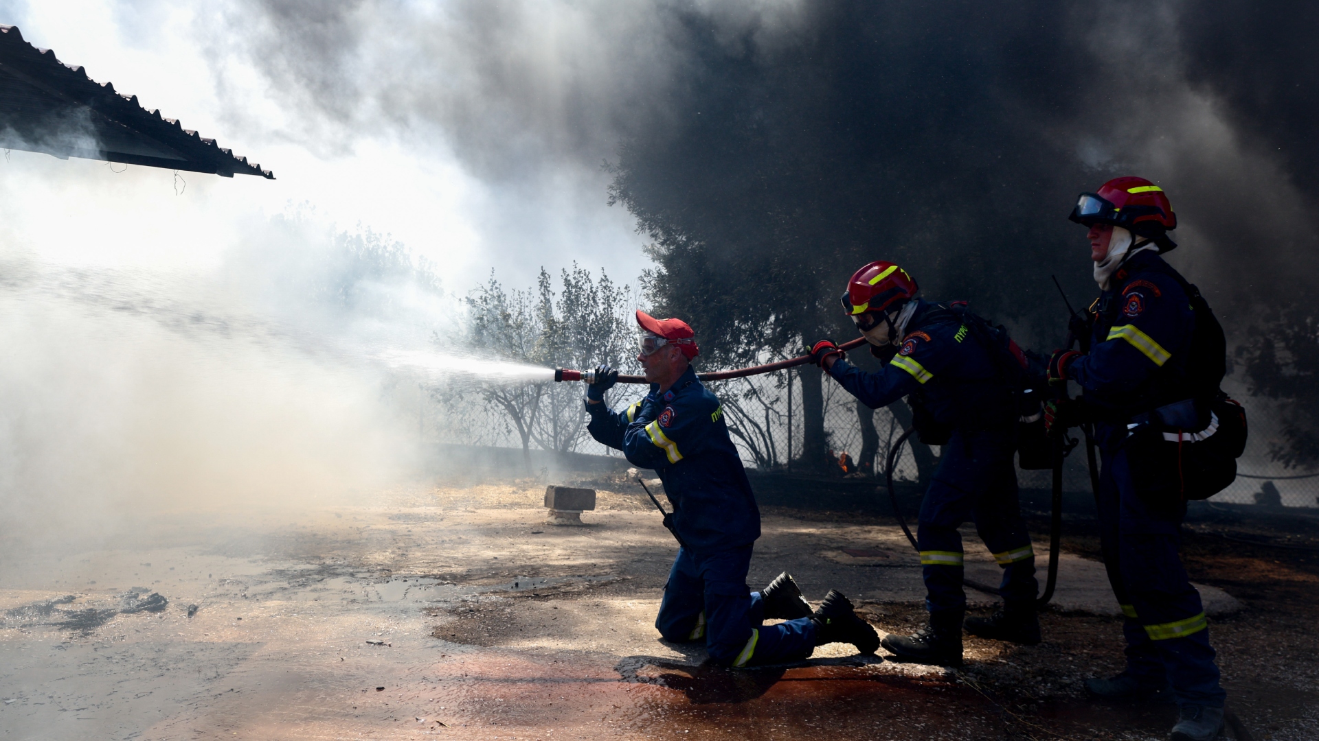 Φωτιά στην Παλαιά Φώκαια: «Κάηκαν περίπου δέκα σπίτια» – Μάχη με τις διάσπαρτες εστίες-2