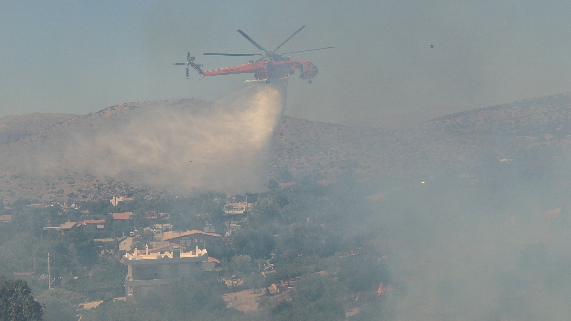 Φωτιά στην Παλαιά Φώκαια: «Κάηκαν περίπου δέκα σπίτια» – Μάχη με τις διάσπαρτες εστίες-5
