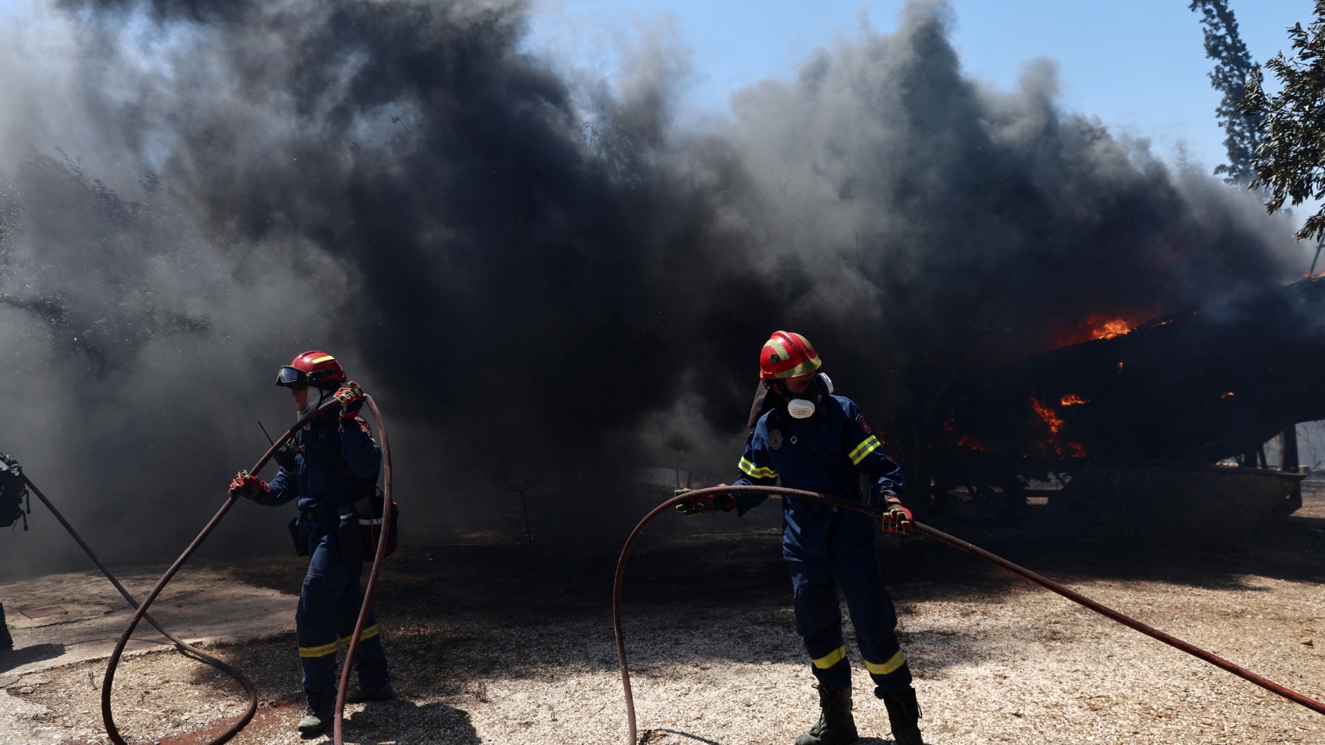 Φωτιά στην Παλαιά Φώκαια: «Κάηκαν περίπου δέκα σπίτια» – Μάχη με τις διάσπαρτες εστίες-3