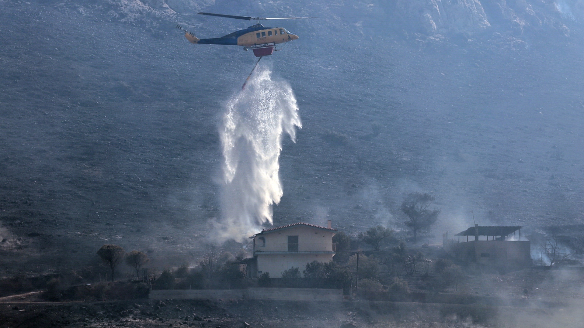 Φωτιά στην Παλαιά Φώκαια: «Κάηκαν περίπου δέκα σπίτια» – Μάχη με τις διάσπαρτες εστίες-1