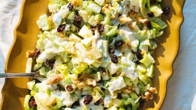 σαλάτα-waldorf-κλασική-δροσερή-και-φρουτένι-563656204