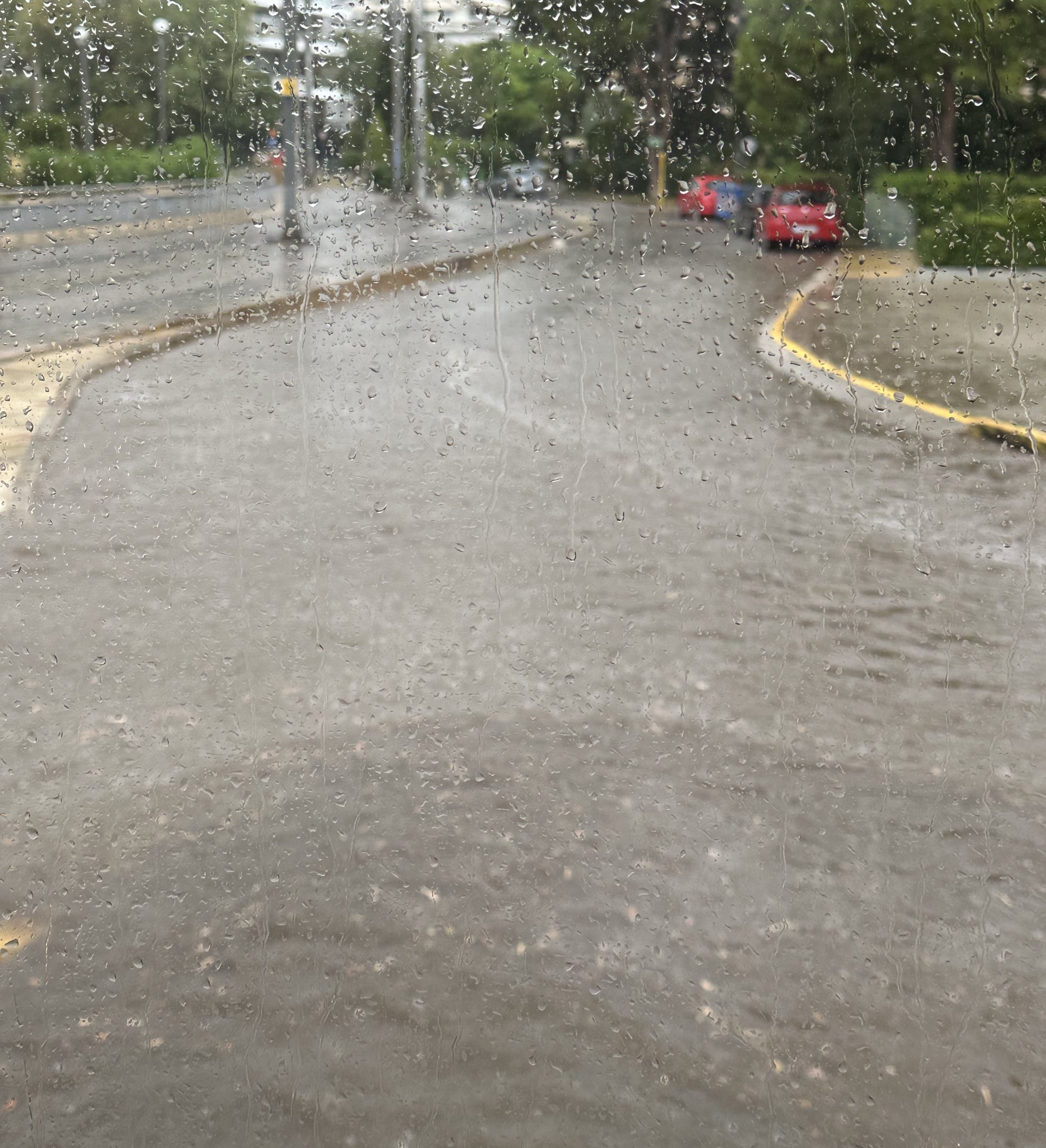 Η καλοκαιρινή κακοκαιρία χτύπησε την Αττική – «Ποτάμι» η Παραλιακή μετά την μπόρα-2