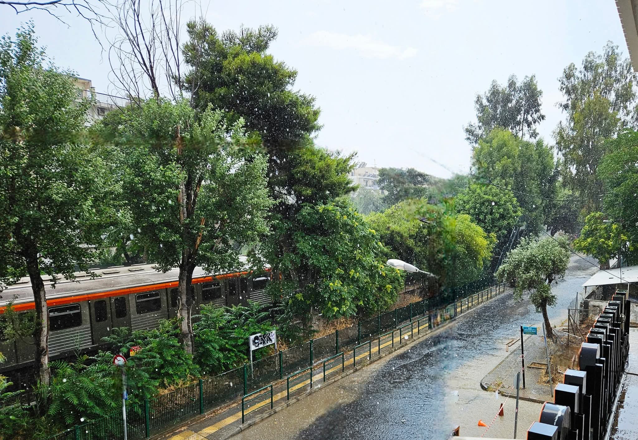 Η καλοκαιρινή κακοκαιρία χτύπησε την Αττική – «Ποτάμι» η Παραλιακή μετά την μπόρα-1