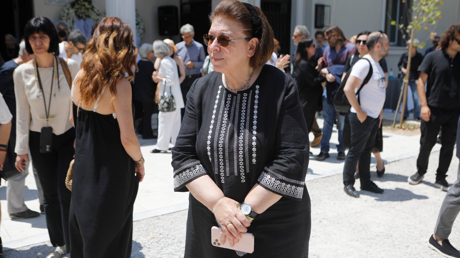 Κηδεία Βασίλη Παπαβασιλείου: Συγκίνηση και πλήθος κόσμου στο τελευταίο αντίο-1