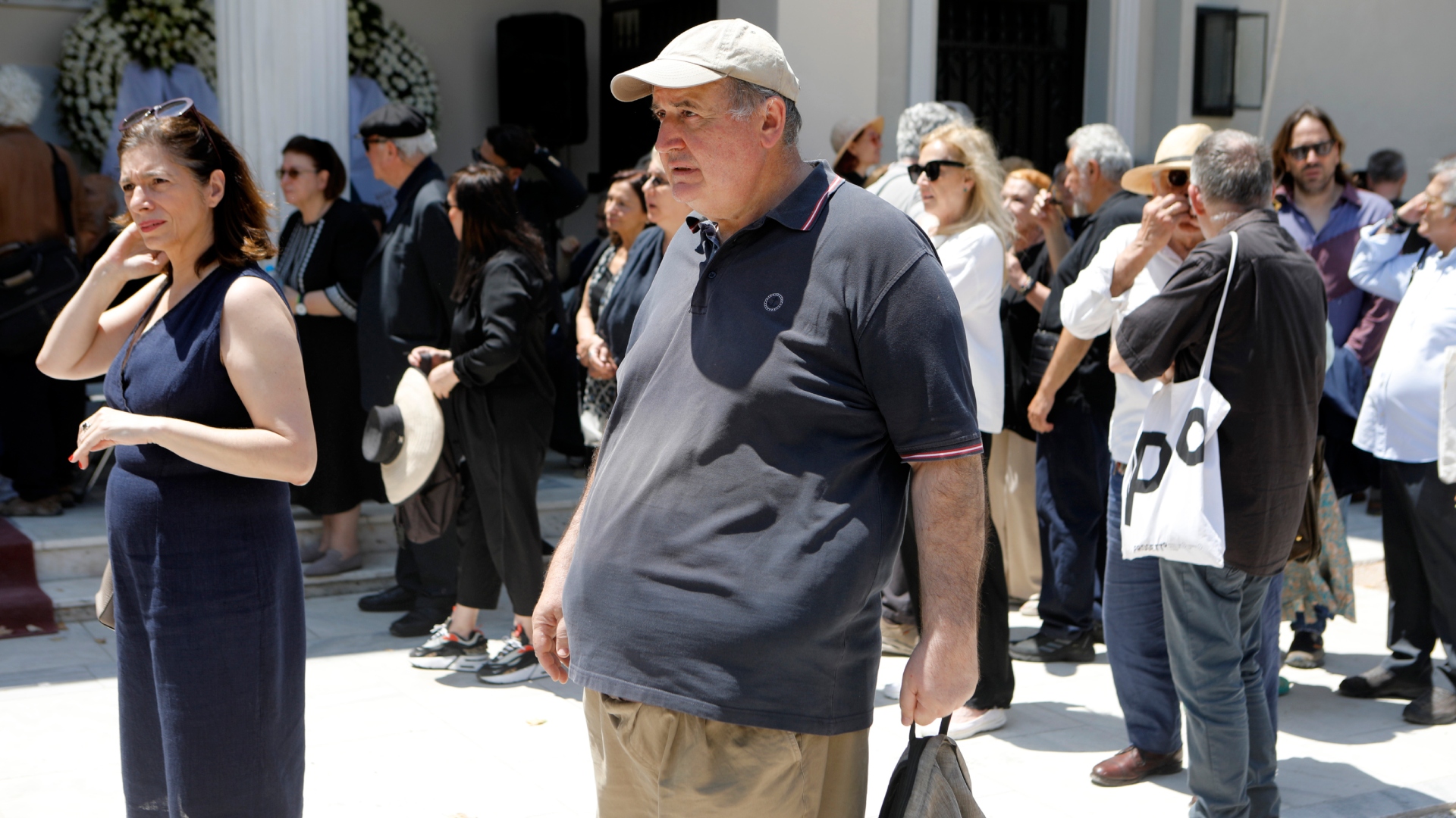 Κηδεία Βασίλη Παπαβασιλείου: Συγκίνηση και πλήθος κόσμου στο τελευταίο αντίο-2