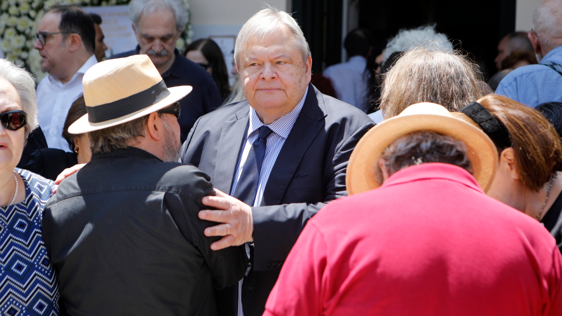 Κηδεία Βασίλη Παπαβασιλείου: Συγκίνηση και πλήθος κόσμου στο τελευταίο αντίο-3