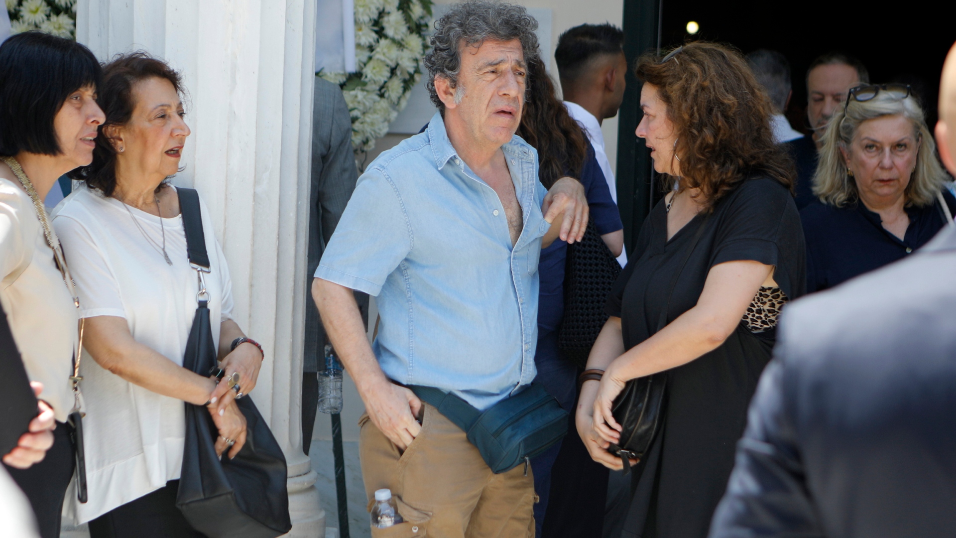 Κηδεία Βασίλη Παπαβασιλείου: Συγκίνηση και πλήθος κόσμου στο τελευταίο αντίο-8