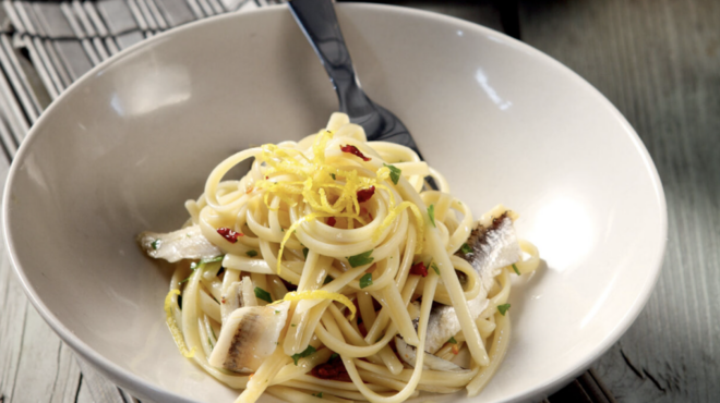 μακαρονάδα-με-γαύρο-μαρινάτο-τσίλι-κα-563647048