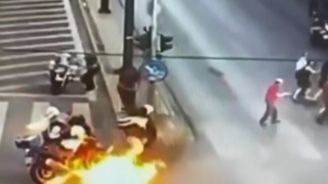 η-στιγμή-της-επίθεσης-με-μολότοφ-κατά-α-563656528