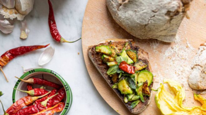 μπρουσκέτες-με-κολοκυθάκια-και-πεπερ-563648527