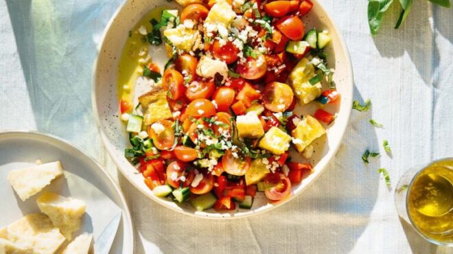 panzanella-η-ιταλική-ντοματοσαλάτα-με-ψωμί-563666218