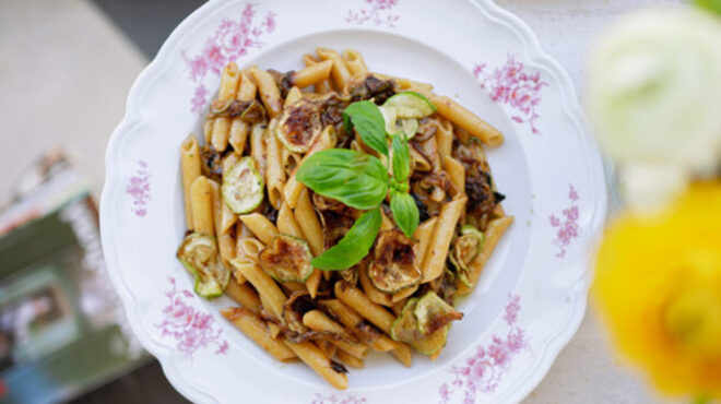 πένες-με-τηγανητά-κολοκυθάκια-και-κασ-563689375