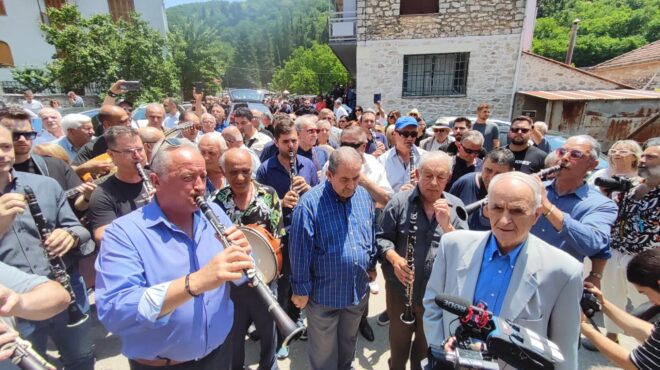 ιωάννινα-με-κλαρίνα-και-χειροκροτήμα-563670574